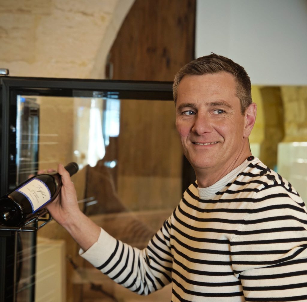 Sommelier Jerome Lambert professionnel souriant en marinière.