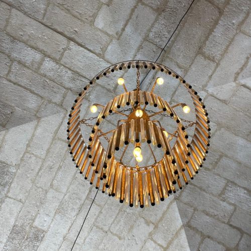 Un lustre moderne accroché au plafond dans une salle de restaurant chic.